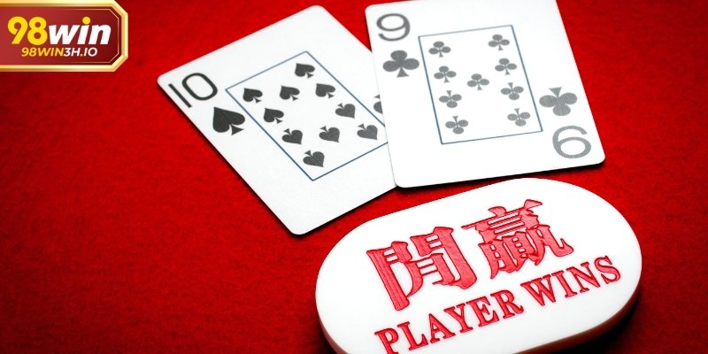 Điểm khác biệt của baccarat online so với các game bài khác là người chơi không có quyền quyết định đánh hay rút thêm bài. 