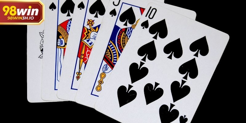 Khác với một số game bài mang tính đối kháng trực tiếp với nhà cái, tiến lên miền nam là cuộc đấu giữa những người chơi với nhau.